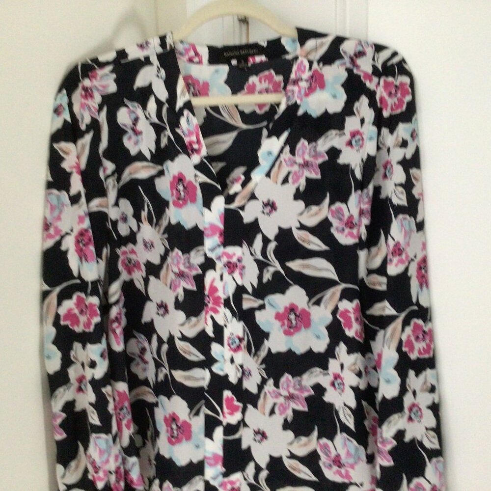 Very Pretty Banana Republic Blouse; Excellent Condition!